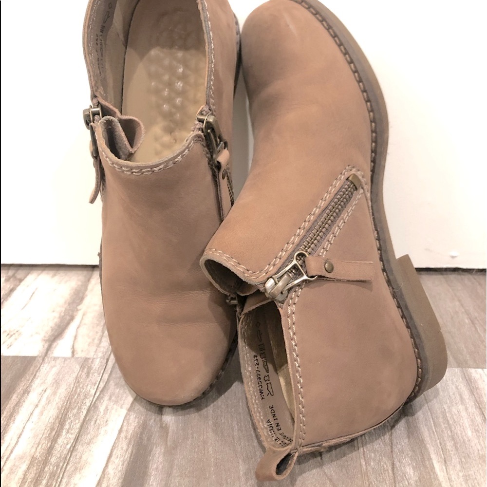 Hush Puppies Ankle Boots With Side Zipper.